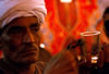 Le munshid Ahmad al-Tuni m�ne un dhikr en frappant son chapelet sur un verre pendant le mouled Sayyeda Zeinab. Le Caire. (munshid15)