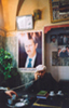 Shaykh Habboush dans son bureau � Alep. Au mur le portrait du successeur de Hafez al-Assad, son fils Bachar. Le Shaykh Ahmad Habboush a la particularit� de remplire la fonction de guide spirituel dans sa confr�rie ainsi que celle de chanteur soufi (munshid).