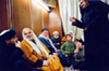 R�union des disciples dans la zaweyya du Shaykh Habboush. Bab al-Haddid, Alep, Syrie. L'homme debout � droite de l'image est un simple d'esprit. Beaucoup de musulmans ont une attitude ambivalente � leur �gard: ils peuvent tout aussi bien vous apporter chance et f�licit� que vous transmettre des mauvais esprits (djins).